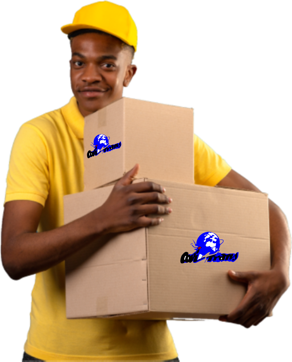 covi trans livraison homme afro americain en polo jaune et casquette tenant des boites en carton avec sourire amical debout sur bleu isole(1)